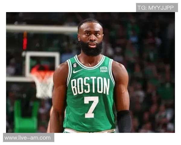 杰伦布朗半场表现平平7投3中三分命中率高但仅得8分助力球队需更努力